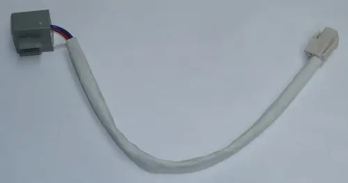 Stecker mit Kabel für Daikin-Geräte, bestehend aus zwei Verbindungssteckern und einem geschützten Kabel, das für elektrische Verbindungen genutzt wird.